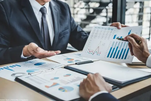Rückzahlungen planen mit Finanzunterlagen und Diagrammen zur Sicherung der Liquidität
